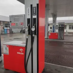 Dystrybutory paliwa na stacji Orlen. Obok dystrybutora z napisem "Diesel" widać też opcję tankowania biodiesel.