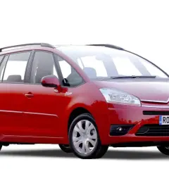 Czerwony Citroen C4 Grand Picasso 2.0 HDI, idealny na rodzinne wycieczki, z przestronnym wnętrzem i dynamicznym silnikiem.