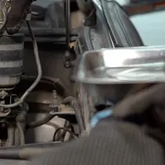 Gdzie jest filtr paliwa w toyota rav4 2.0 benzyna? Ważne informacje o lokalizacji