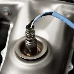 Czujnik tlenu w Renault, potencjalna przyczyna błędu DTC P0141. Widoczny przewód z wiązką kabli.