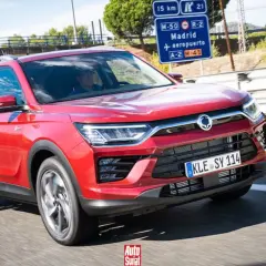 Czerwony SsangYong Korando pędzi autostradą w kierunku Madrytu.