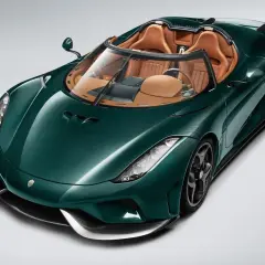 Zielony Koenigsegg Regera z beżowym wnętrzem, prezentujący swoje karbonowe nadwozie.