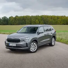 Szary Skoda Kodiaq na tle jesiennego krajobrazu. Dostępne różne skoda kodiaq silniki, od oszczędnych po mocne.