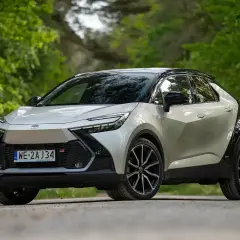 Nowy Toyota C-HR GR Sport w białym kolorze, zaparkowany na leśnej drodze. Zastanawiasz się nad jego **toyota chr spalanie**?