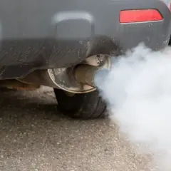 Z rury wydechowej wydobywa się biały dym, co sugeruje, że diesel kopci na biało.