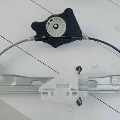 Mechanizm podnoszenia szyby, gotowy do wymiany. Składa się z metalowej szyny, linek i plastikowych elementów.