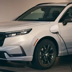 Nowe Honda CR-V Hybrid ładowane, gotowe na ekologiczną podróż.