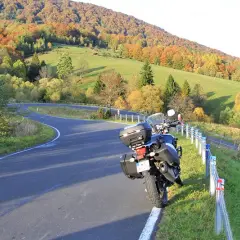 Najlepsze trasy motocyklowe na Kaszubach: atrakcje, bezpieczeństwo i praktyczne porady