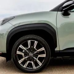 Zbliżenie na zielony Toyota Yaris Cross z czarnymi felgami. Idealny do miasta, niskie spalanie.
