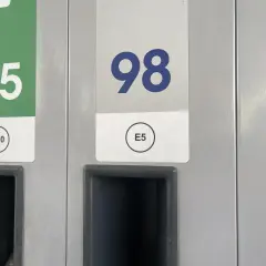 Dwa dystrybutory paliwa: jeden z numerem 95 i oznaczeniem E10, drugi z numerem 98 i oznaczeniem E5. Etylina 95 i 98.
