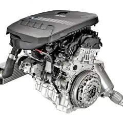 Silnik BMW M47 z turbosprężarką i elementami układu dolotowego.