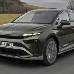 Zielony Skoda Enyaq jedzie po drodze. Sprawdź aktualną skoda enyaq cena i dowiedz się więcej o tym elektrycznym SUV-ie.