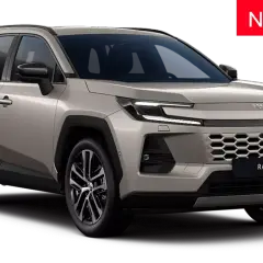 Nowy Toyota RAV4 w kolorze beżowym, z napisem "NOWOŚĆ" na czerwonym tle.