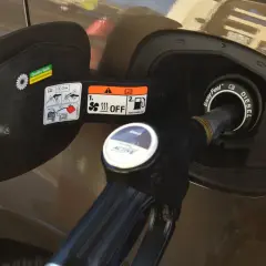 Pistolet do tankowania diesla wlewa paliwo do baku samochodu. Na klapce widać instrukcje i oznaczenie "Easy Fuel".