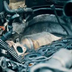 Silnik samochodowy z widocznym elementem układu wydechowego, przypominającym katalizator lub dpf. Co to jest dpf?