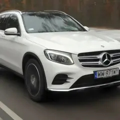 Biały Mercedes GLC na drodze. Zastanawiasz się, jaki silnik wybrać do tego modelu?