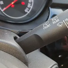 Jak włączyć tylną wycieraczkę w Toyota Corolla - proste kroki i porady