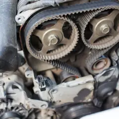 Silnik Ford Kuga 2.0 TDCI, widok na paski rozrządu. Zastanawiasz się, ile kosztuje wymiana rozrządu w tym modelu?