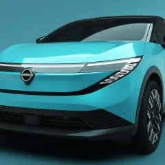Przyszłość motoryzacji w kolorze błękitu. Nowy nissan leaf elektryczny z futurystycznym designem i innowacyjnym oświetleniem.