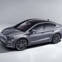 Elegancki, szary Skoda Enyaq z czarnym dachem, prezentujący swoje imponujące skoda enyaq wymiary.