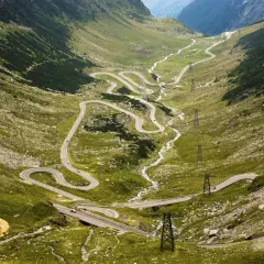 Najlepsze trasy motocyklowe w Rumunii - odkryj niebezpieczne drogi