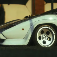 Białe, szybkie auta sportowe Lamborghini Countach na trawie. Ikona motoryzacji z lat 80.