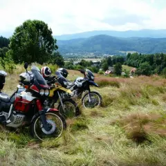 Najlepsze trasy motocyklowe w Czechach: malownicze drogi i praktyczne porady