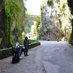 Najlepsze trasy motocyklowe we Włoszech: malownicze szlaki i praktyczne porady