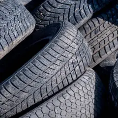 Co zrobić ze starymi oponami? Praktyczne sposoby na recykling i utylizację
