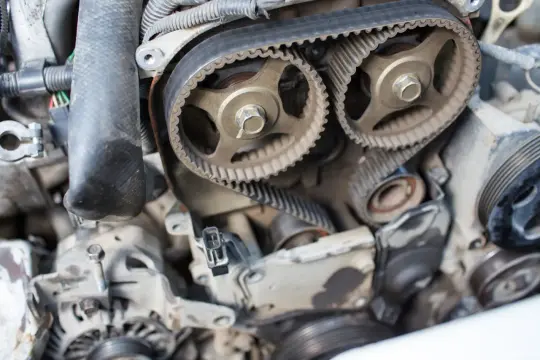 Silnik Ford Kuga 2.0 TDCI, widok na paski rozrządu. Zastanawiasz się, ile kosztuje wymiana rozrządu w tym modelu?