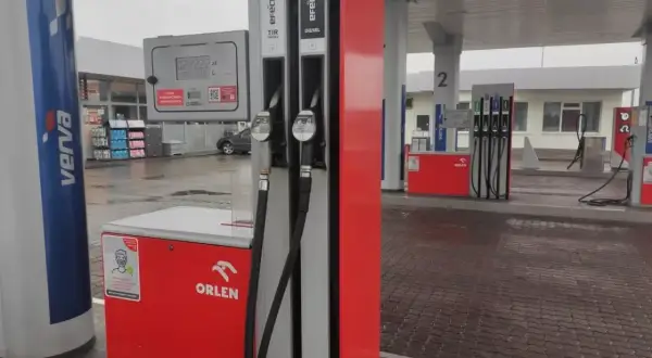 Dystrybutory paliwa na stacji Orlen. Obok dystrybutora z napisem "Diesel" widać też opcję tankowania biodiesel.