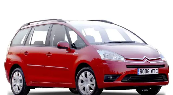 Czerwony Citroen C4 Grand Picasso 2.0 HDI, idealny na rodzinne wycieczki, z przestronnym wnętrzem i dynamicznym silnikiem.