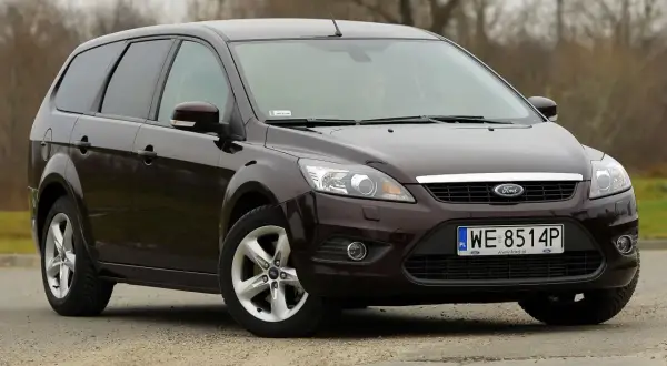Ciemnobrązowy Ford Focus 1.8 TDCI kombi stoi na drodze.