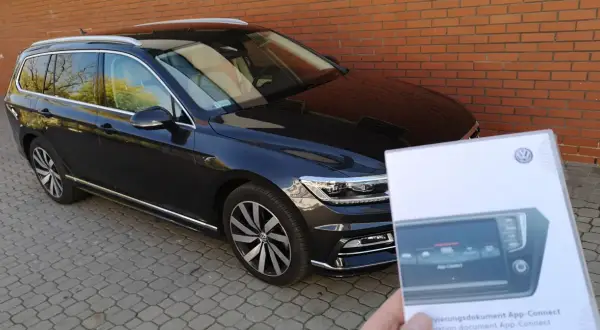 Czarny Passat 2.0 TDI z dokumentacją App-Connect.