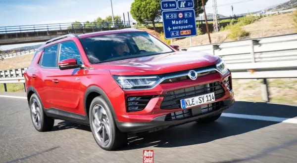 Czerwony SsangYong Korando pędzi autostradą w kierunku Madrytu.
