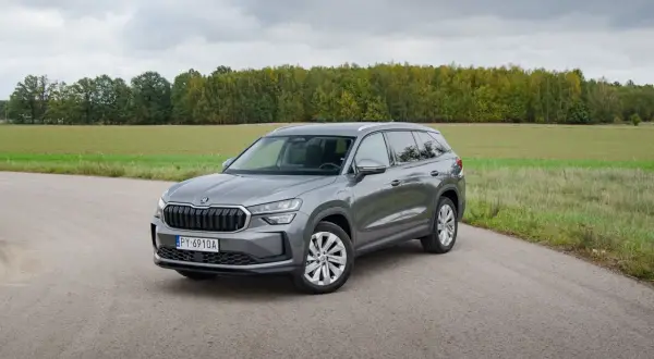 Szary Skoda Kodiaq na tle jesiennego krajobrazu. Dostępne różne skoda kodiaq silniki, od oszczędnych po mocne.
