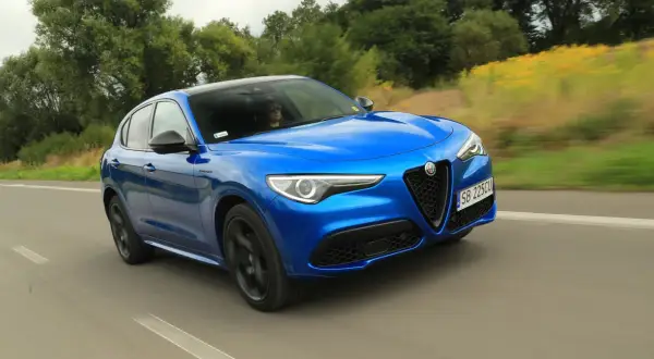 Niebieskie Alfa Romeo Stelvio na drodze. Poznaj jego wymiary i poczuj wolność jazdy.