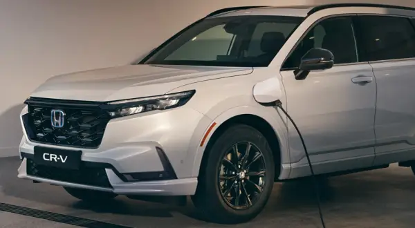 Nowe Honda CR-V Hybrid ładowane, gotowe na ekologiczną podróż.