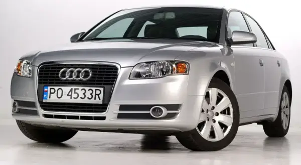 Srebrny Audi A4 Avant 2.0 TDI z polskimi tablicami PO 4533R, prezentujący się na białym tle.