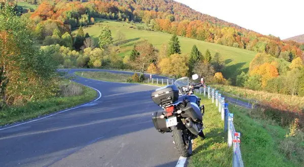 Najlepsze trasy motocyklowe na Kaszubach: atrakcje, bezpieczeństwo i praktyczne porady