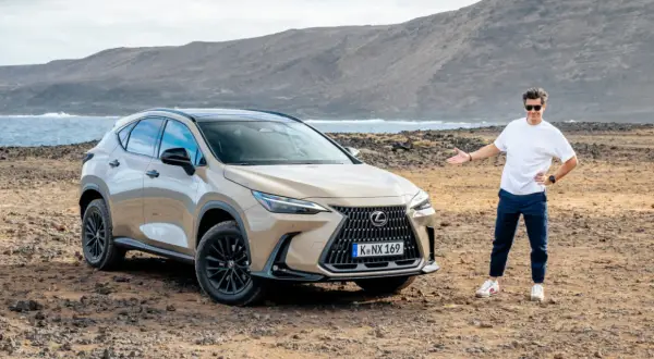 Mężczyzna prezentuje jeden z najnowszych lexus suv modele na tle surowego krajobrazu z morzem i górami.