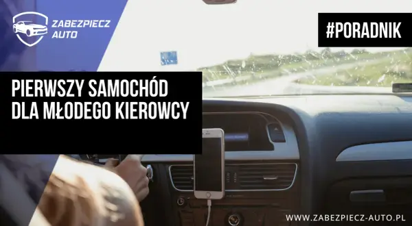 Pierwszy samochód dla młodego kierowcy. Widok z perspektywy kierowcy na deskę rozdzielczą, telefon na uchwycie i drogę przed autem.