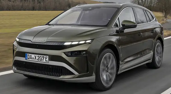 Zielony Skoda Enyaq jedzie po drodze. Sprawdź aktualną skoda enyaq cena i dowiedz się więcej o tym elektrycznym SUV-ie.
