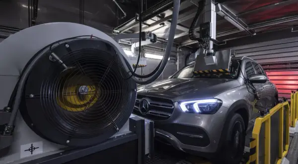 Szary Mercedes GLE na hamowni. Duży wentylator obok, a nad maską samochodu system pomiarowy. Testy silnika om647.