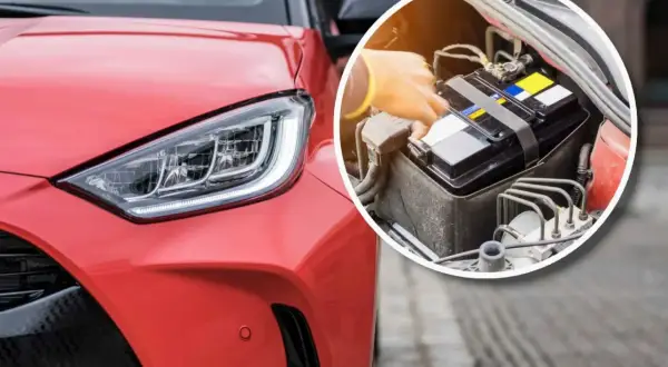 Czerwona Toyota hybryda nie chce odpalić. Widać reflektor i zbliżenie na akumulator, do którego ktoś dotyka.