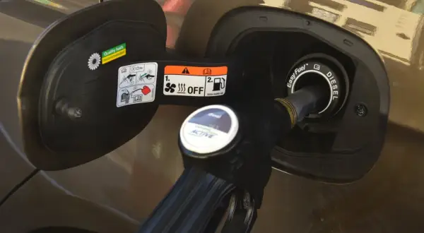 Pistolet do tankowania diesla wlewa paliwo do baku samochodu. Na klapce widać instrukcje i oznaczenie "Easy Fuel".