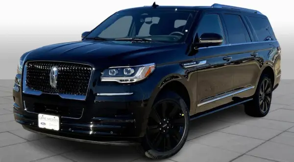 Elegancki, czarny Lincoln Navigator 2022 z chromowanymi detalami i czarnymi felgami.