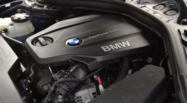 Silnik BMW F31 2.0 diesel z napisem TwinPower Turbo.