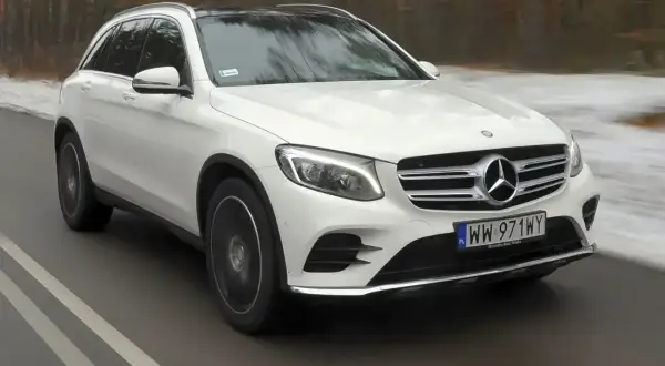 Biały Mercedes GLC na drodze. Zastanawiasz się, jaki silnik wybrać do tego modelu?