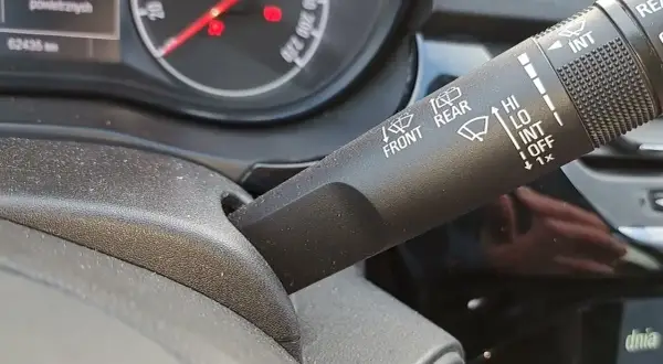 Jak włączyć tylną wycieraczkę w Toyota Corolla - proste kroki i porady